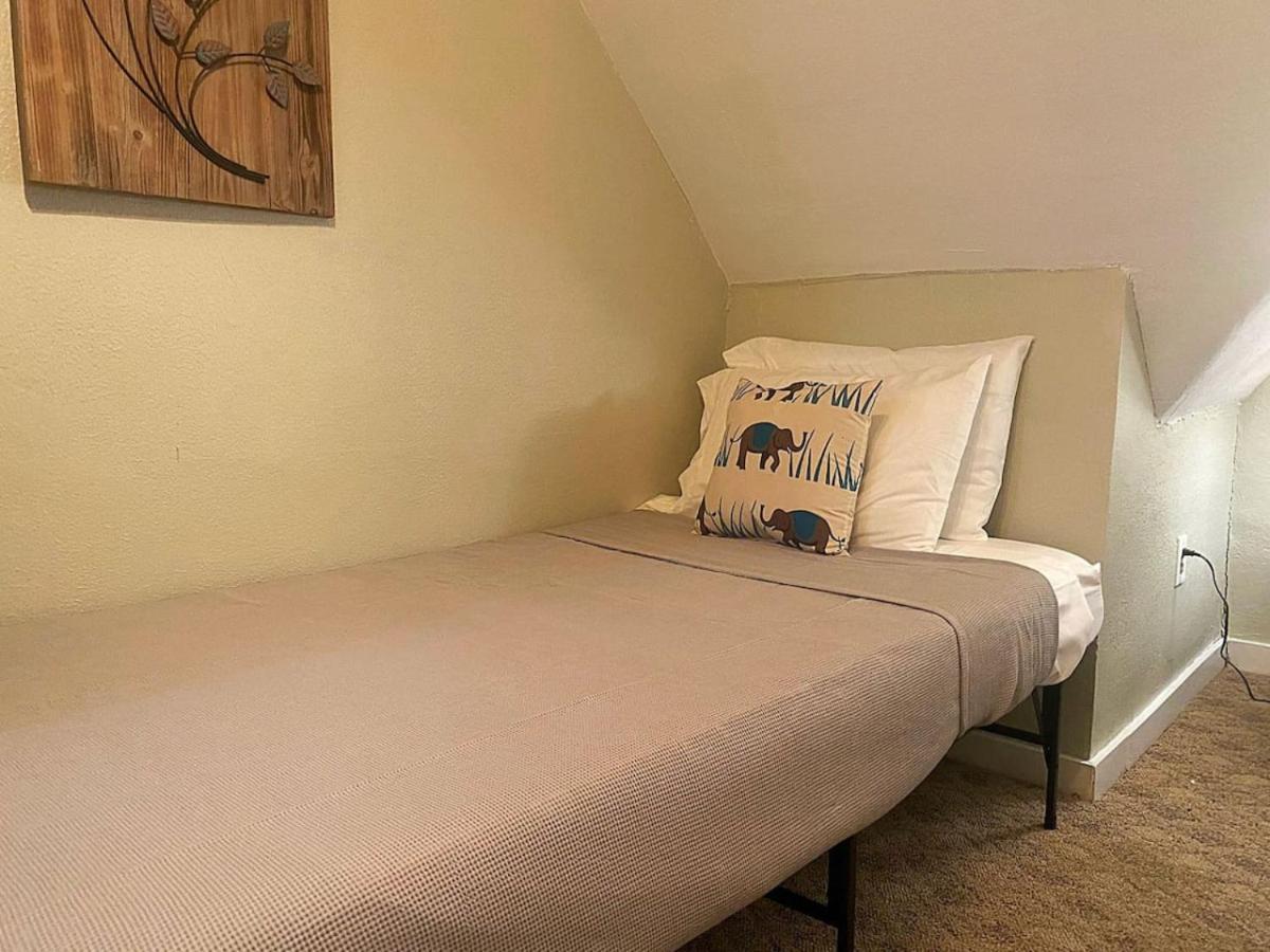 Holiday home Sleeps 8 Cozy 2br In Triplex Wifi New Castle