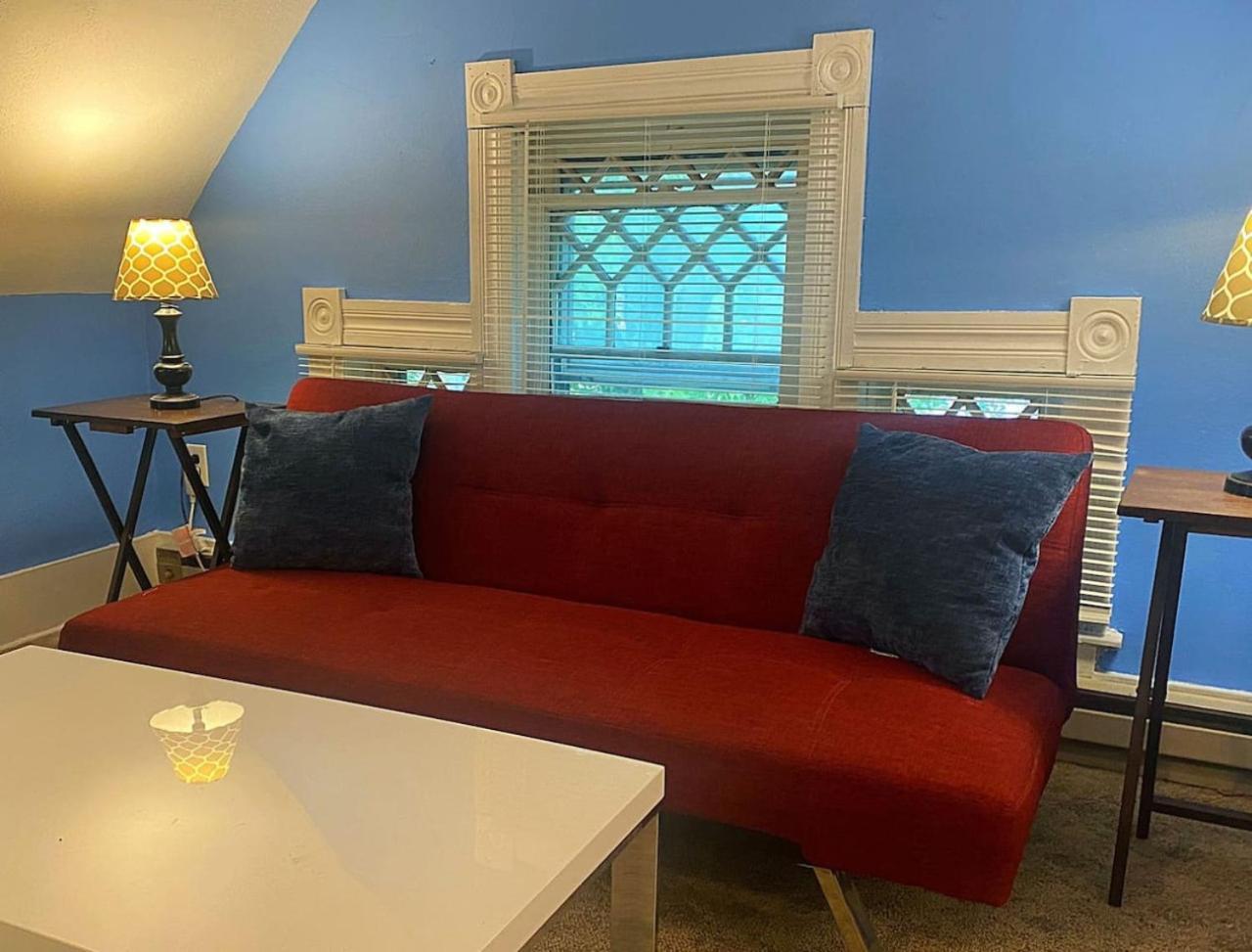 Holiday home Sleeps 8 Cozy 2br In Triplex Wifi New Castle